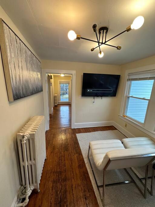 The Yellow Door 3-Bedroom Downtown Near Vt&Ru ラドフォード エクステリア 写真