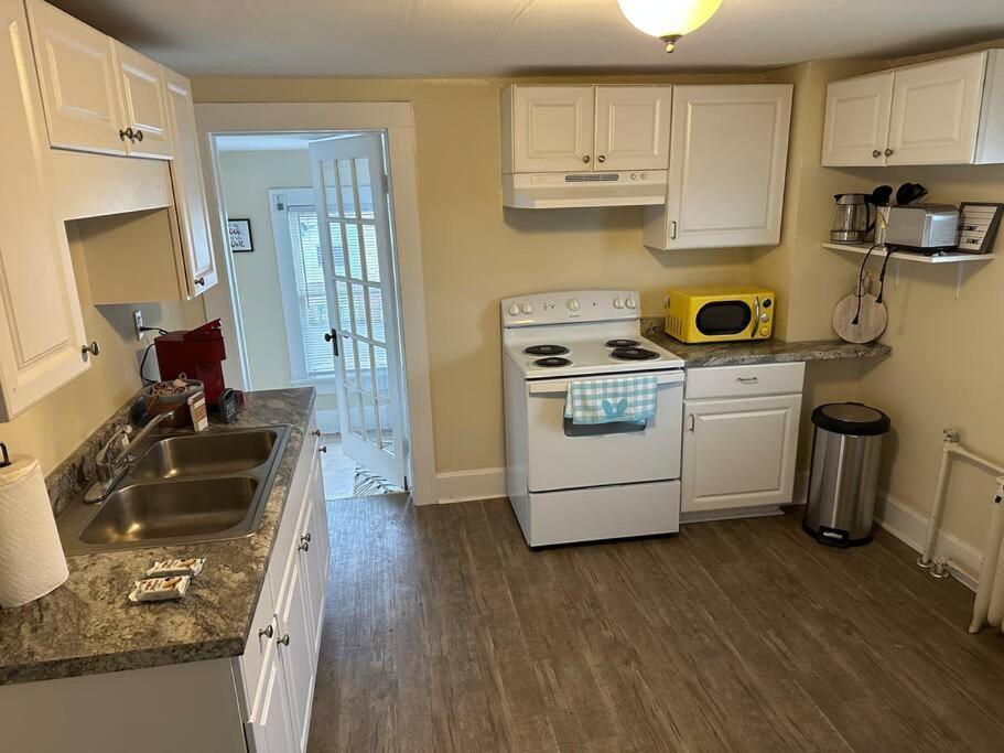 The Yellow Door 3-Bedroom Downtown Near Vt&Ru ラドフォード エクステリア 写真
